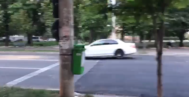 Filmare virală cu o trecere de pietoni supraînălțată din Ploiești, nesemnalizată, în care mașinile plonjează din cauza denivelării