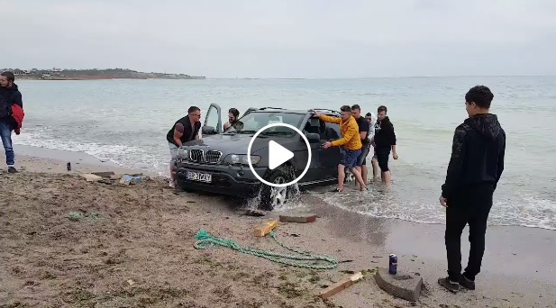 Ce amendă a primit tânărul care și-a parcat mașina pe plaja din Vama Veche