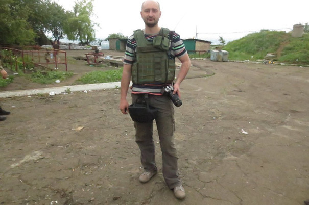 BREAKING Jurnalistul rus Arkadi Babcenko, despre care se anunțase că a fost ASASINAT, este în VIAȚĂ/ Înscenarea morții a permis dejucarea unui complot