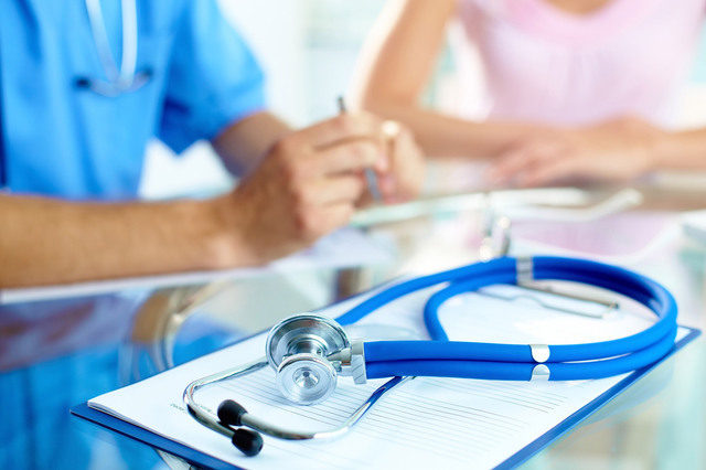 Ai mers la medicul de familie și ai primit bilet de trimitere la specialist. Unde te duci ca să nu plătești consultația de 200 de lei la privat? Ministrul sănătății: Pacienții sunt chemați