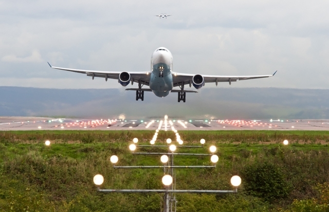 Compania aviatică din Marea Britanie unde nu se va bea alcool și se vor consuma doar alimente halal
