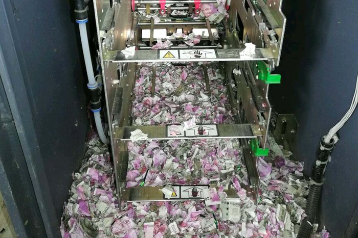 Ce poate face un șobolan închis într-un bancomat? Poate sfâșia 18.000 de dolari