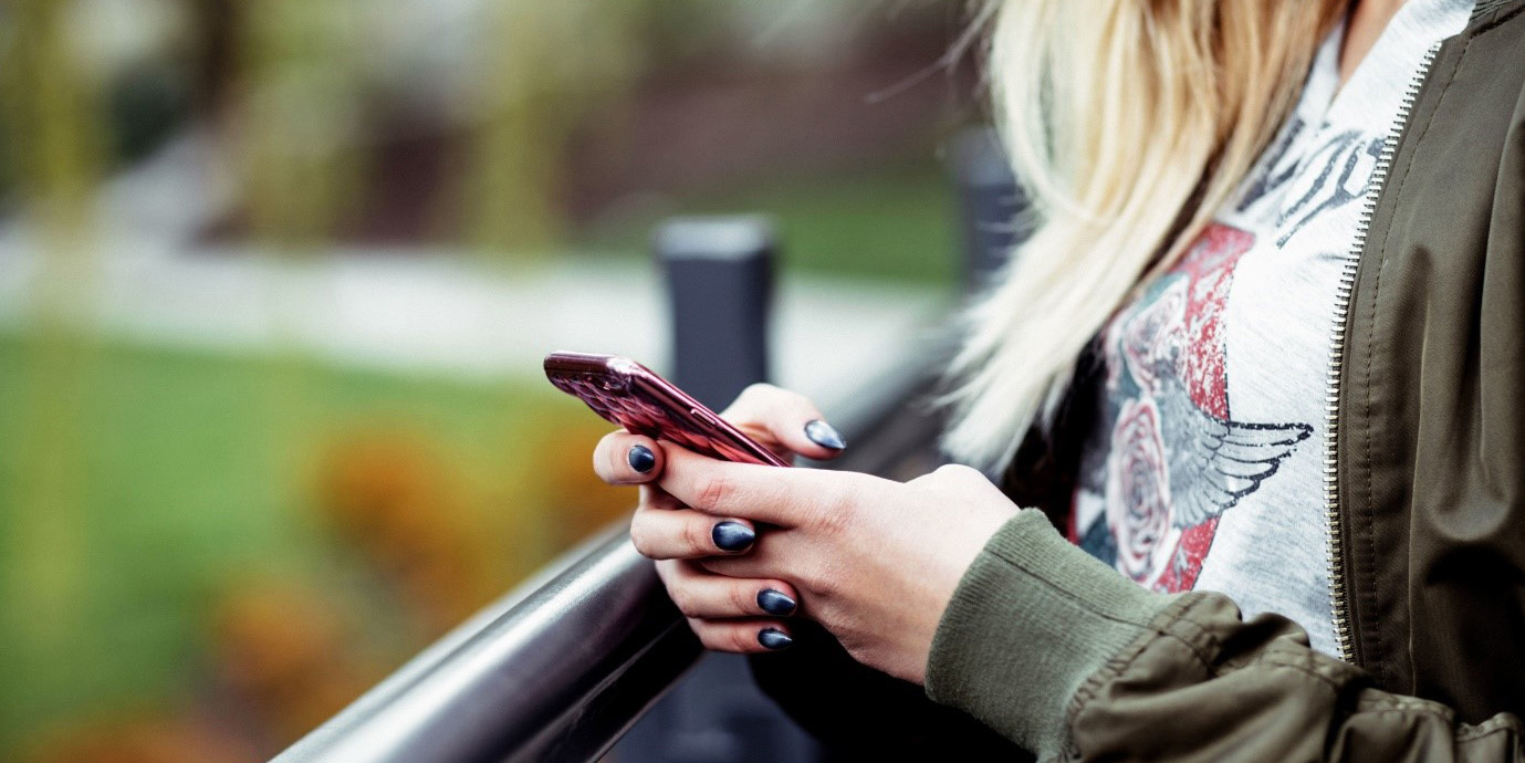 Cum distruge telefonul mobil viața noilor generații. “Tinerii Generației Z sunt în pragul celei mai mari crize a sănătății psihice din ultimii zeci de ani”