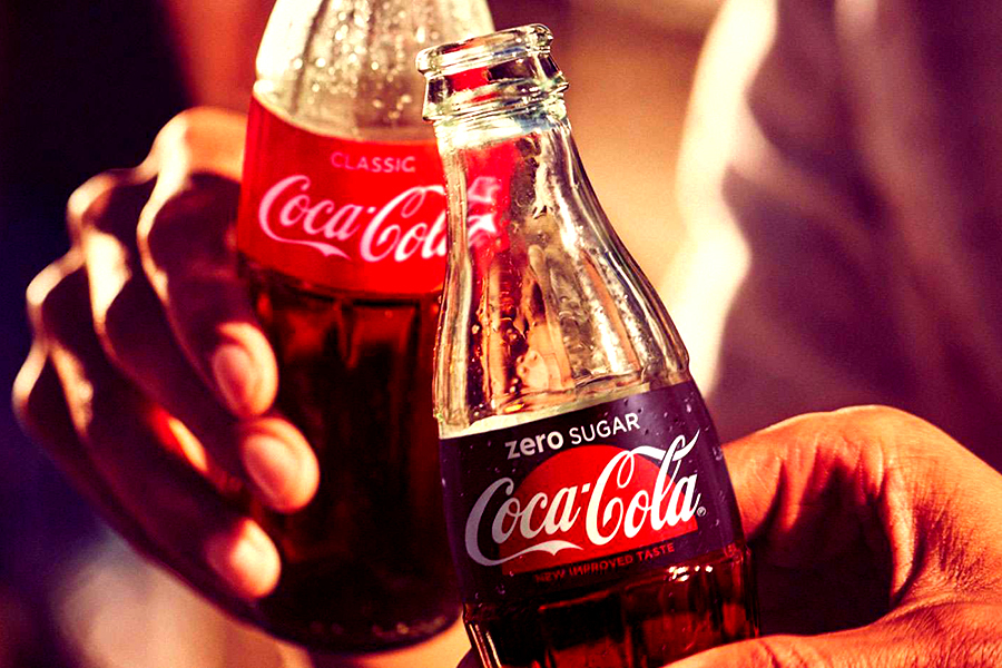 Gigantul Coca-Cola atacă piața băuturilor alcoolice. Compania a lansat prima băutură alcoolică din istoria ei de peste 125 de ani