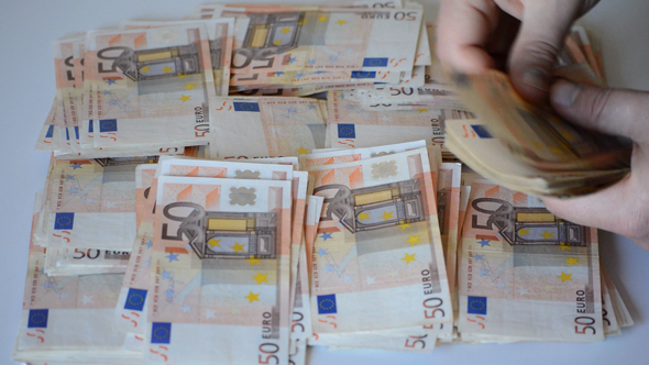 RĂSTURNARE de situație în cazul românilor care muncesc în STRĂINĂTATE. Ce se va întâmpla dacă trimiți în România mai mult de 2.000 de EURO! Este OFICIAL!