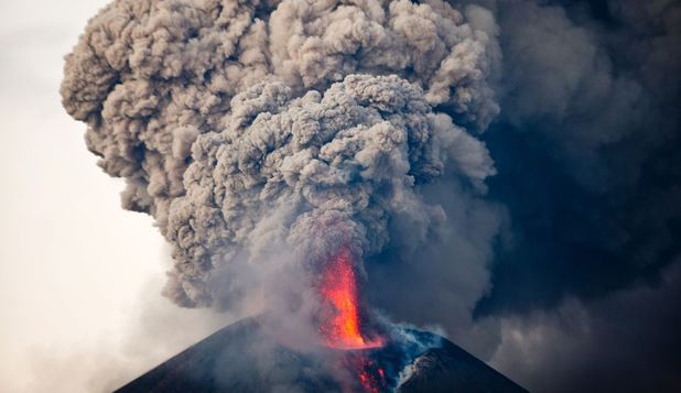 Aeroportul din Bali a fost redeschis, după erupția vulcanului Moung Agung