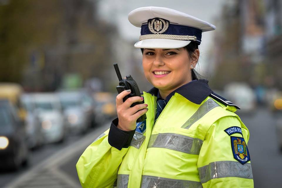Mesajul Poliției Române pentru șoferii care merg cu proiectoarele de ceață aprinse tot timpul a devenit VIRAL. Cum i-a făcut poliția de rușine pe ”smecherii” care încalcă legea