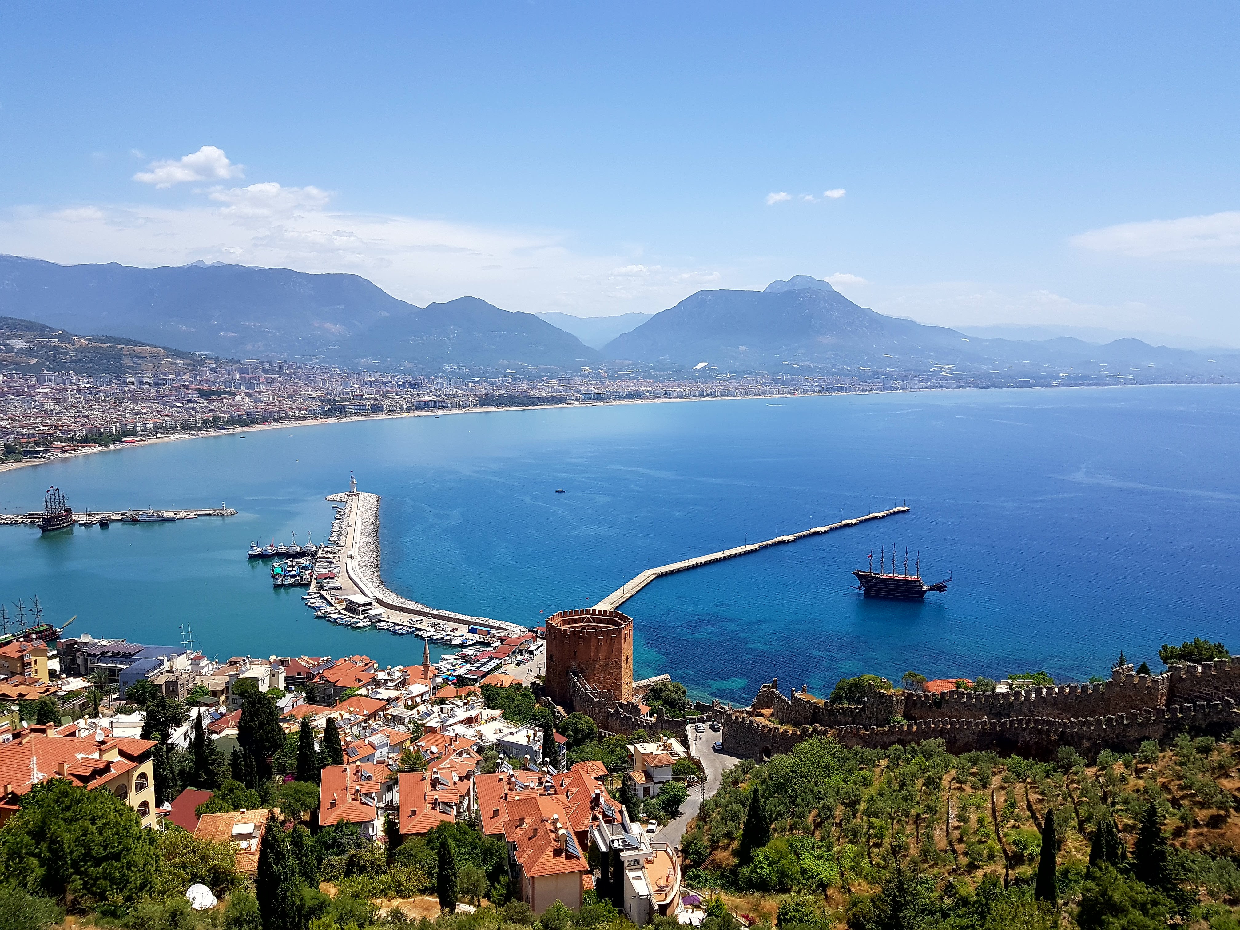Vești bune pentru turiștii care vor să își petreacă vacanța în Turcia. De astăzi au zbor direct spre orașul-stațiune Alanya