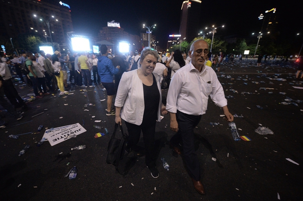 Cine a fost furnizorul OFICIAL de apă la mitingul PSD. Uimitoarea poveste a firmei cu zero angajați care a asigurat zeci de mii de sticle la manifestația de partid