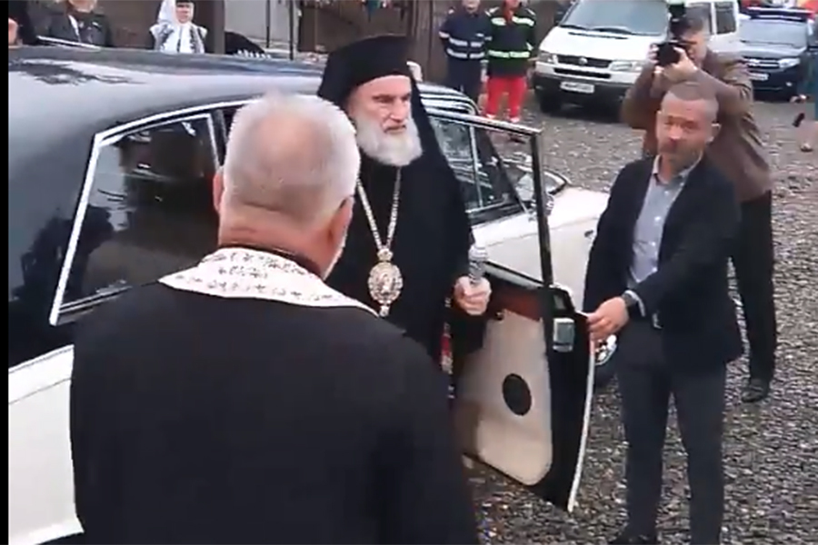 Imaginile care au revoltat enoriașii: preoți aduși cu Rolls Royce la sfințirea unei biserici - VIDEO
