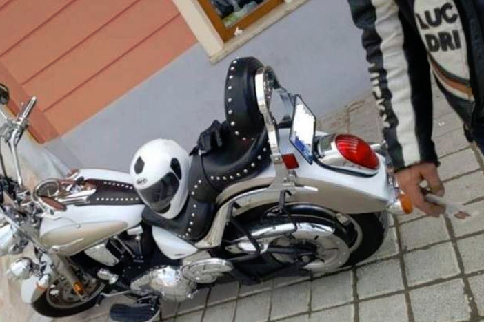 A vrut să fie cel mai ȘMECHER motociclist din România, dar nu se aștepta la AȘA CEVA! Pedeapsa EXEMPLARĂ primită după ce a bătut un polițist! S-a întâmplat în cea mai AGLOMERATĂ Piață!