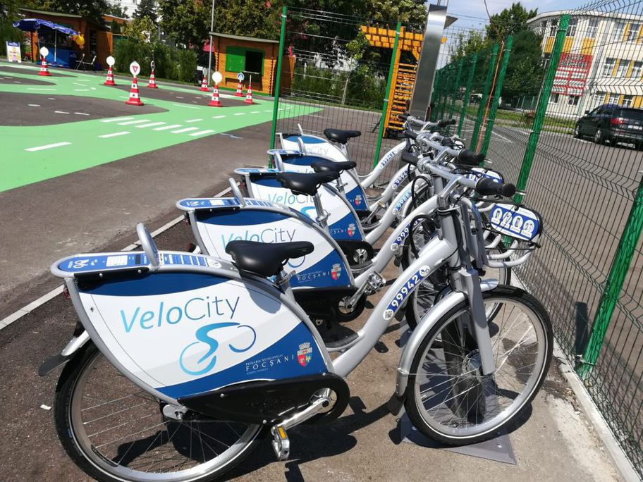 Situație penibilă la Focșani: Prima stație inteligentă de biciclete din România nu poate fi utilizată