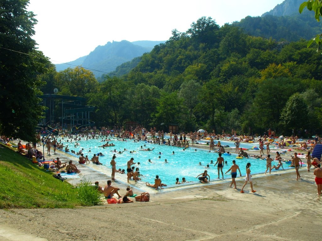 Statiunea din Romania unde sute de persoane merg zilnic. Mulți dorm în mașină ca să stea mai multe zile