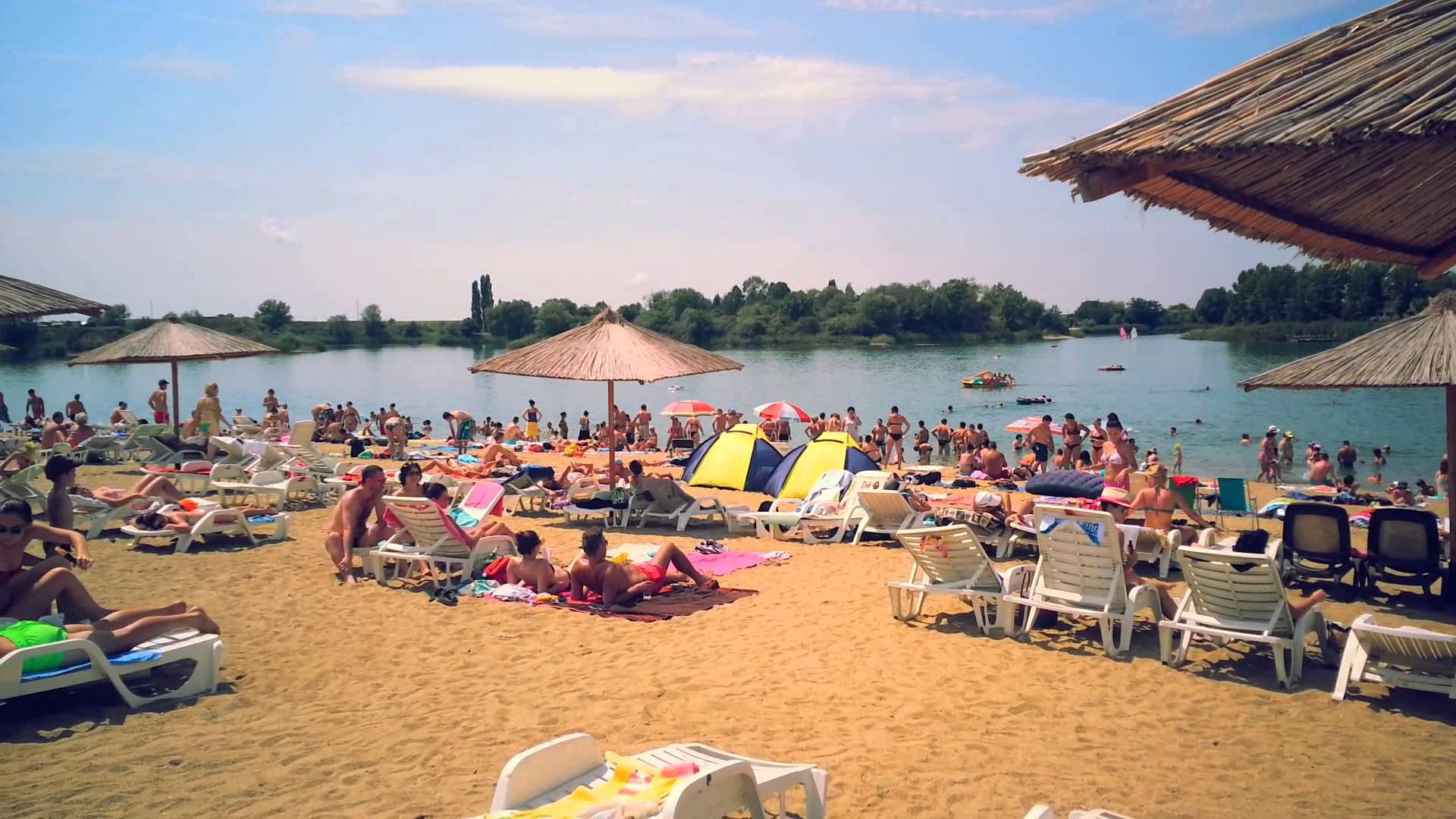 Litoralul Vestului: Lacul cu plajă și nisip fin atrage peste 100.000 de turiști în fiecare an