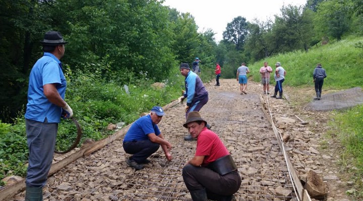 Sătui să aștepte ca autoritățile să-și facă treaba, sătenii dintr-o localitate din România s-au apucat singuri să-și facă drum. Au adunat bani și s-au apucat de lucru