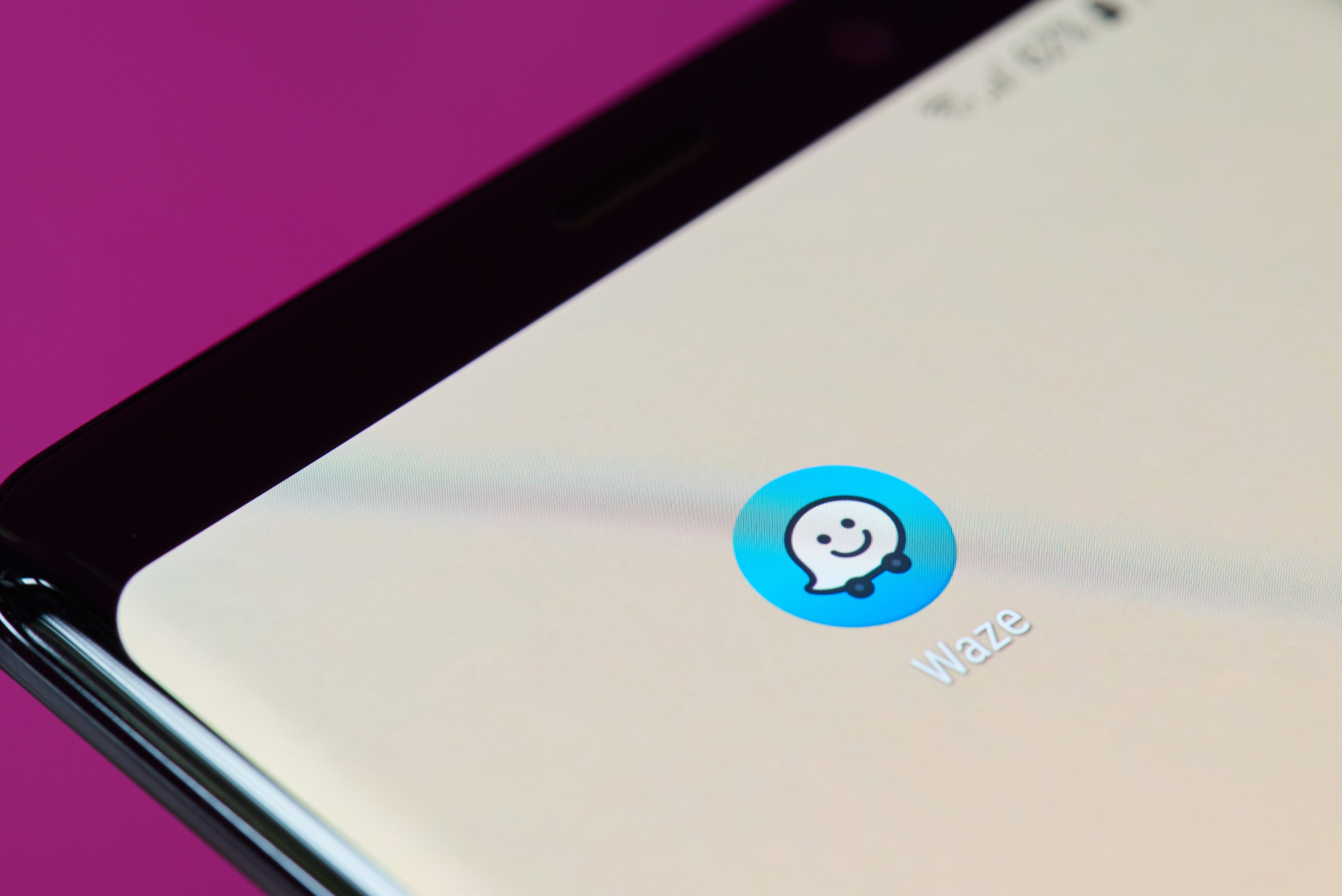 Waze și Alianz fac un parteneriat prin care românii vor putea folosi butonul de SOS din aplicație în caz că au nevoie de asistență sau remorcare