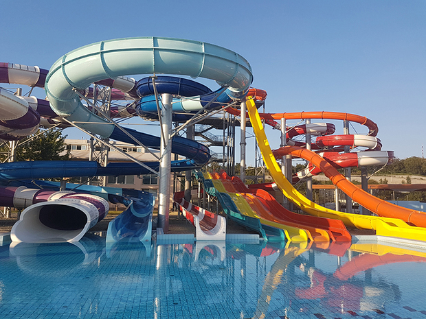 Un business în boom: Cum au ajuns parcurile de aventură și parcurile acvatice cea mai ”hot” atracție din România, invadate de turiști