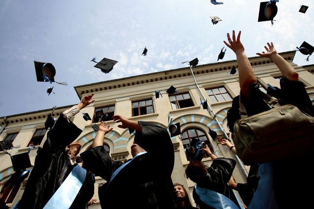 Conducerea ASE renunță la pretenții: studenții pot să treacă anul și dacă au note mai mici de 5 la examene