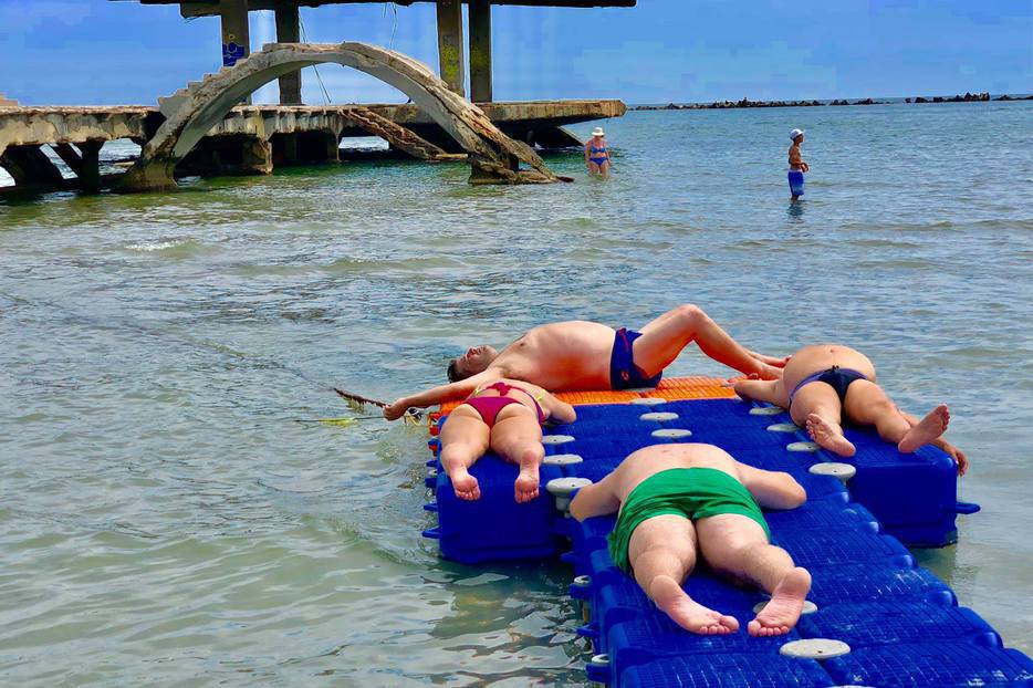 Să râzi sau să plângi? Suntem fără scăpare! Plaja pentru persoane cu dizabilități din Mamaia, OCUPATĂ de TURIȘTII DE OCAZIE.
