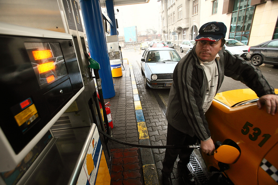 Teodorovici: Orice român normal la cap trebuie să aibă pe agenda sa scoaterea accizei la carburant