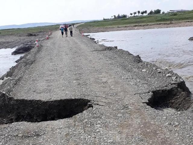 Un pod inaugurat săptămâna trecută în județul Suceava s-a stricat după 5 zile