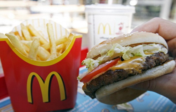 Experiment. Cum arată după 6 ani un cheesburger și o porție de cartofi prăjiți de la McDonald’s
