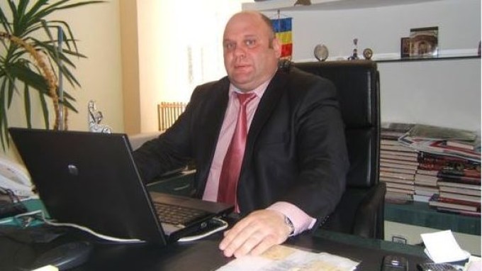 Un oficial din Bacău ia spor lunar 2.200 de lei, pentru că se simte ”vătămat” de calculator