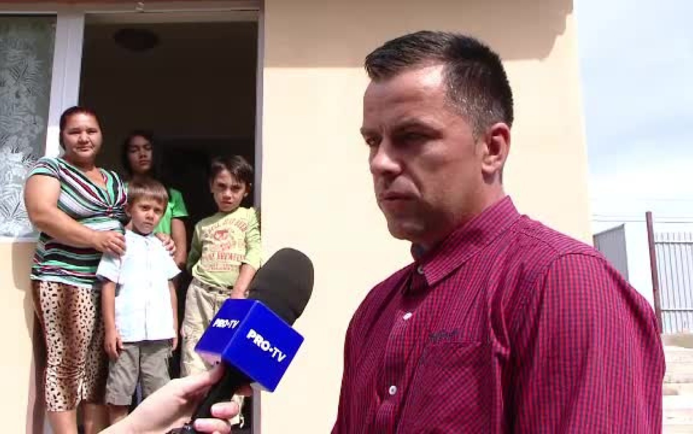 „Donator de zâmbete” omul care flosește rețelele de socializare pentru a construit case pentru familiile sărace din România. “Fără el rămâneam pe drumuri cu copiii”