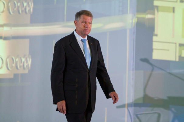 Președintele Iohannis a atacat la CCR legea care permite detenția la domiciliu