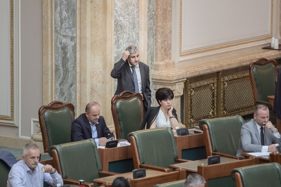 Un senator USR avertizează asupra prelungirii sesiunii extraordinare a Parlamentului până pe 10 august: Democrația se face în secret