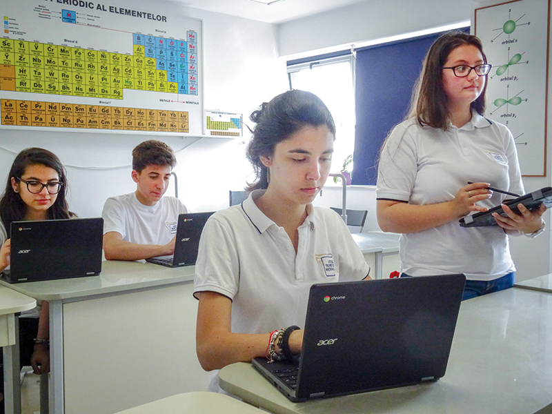Cum poate să se digitalizeze școala din România și să ajungă în secolul 21. „Una este să explici unui copil cu creta pe tablă ce este un triunghi și cum se vede în spațiu și alta este s