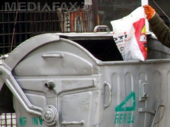 Lecție de bună purtare: Ce a primit acasă o femeie care a aruncat pe marginea șoselei tot gunoiul care il avea in mașină