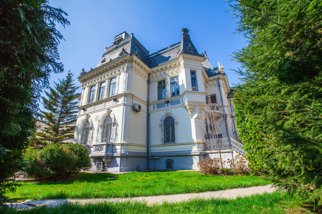 Una dintre cele mai cunoscute clădiri din București, fostul sediu al Ambasadei SUA, la licitație pentru 5,5 mil. euro