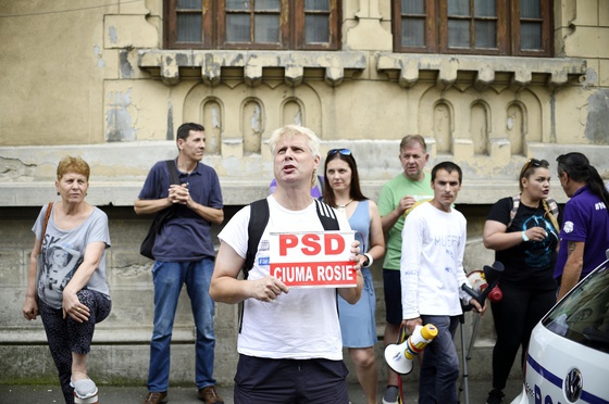 FOTO | Protest în fața Brigăzii Rutiere, după ce șoferul mașinii M..E PSD a rămas fără permis și plăcuțe: "Ce se întamplă dacă scria pe număr LOVEPSD?"