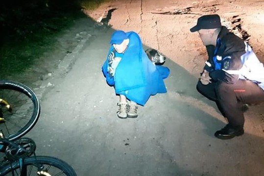 Un biciclist RĂNIT în Munții Semenic a fost ajutat de un MAIDANEZ să supraviețuiască
