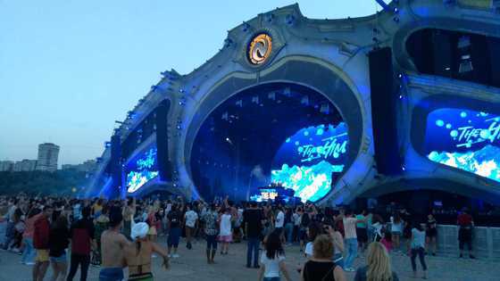 Incident la NEVERSEA: Un artist a înjurat Guvernul și s-a luat curentul pe scenă