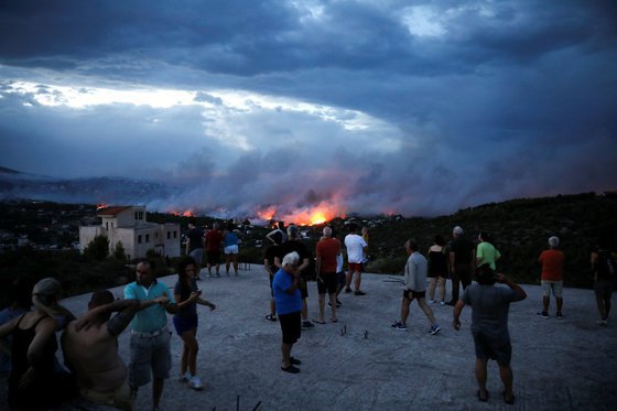 INCENDII devastatoare în Grecia. Bilanț în creștere: Cel puțin 60 de morți și zeci de răniți în zona litoralului/ "Este o tragedie națională"/ Oamenii s-au refugiat în mare