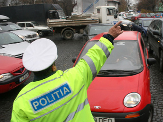 Un agent de poliție din Gorj este cercetat după ce a tras accidental cu pistolul în sediul Poliției