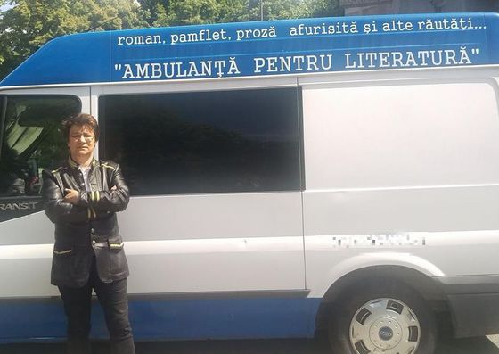 Trei persoane au fost reținute pentru agresarea scriitoarei care dormea în "ambulanța" cu cărți
