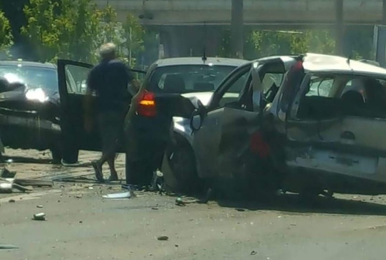 Alertă în Capitală. Un șofer urmărit de POLIȚIE a rănit două persoane și a lovit cinci mașini în nordul Capitalei. Bărbatul n-a fost prins