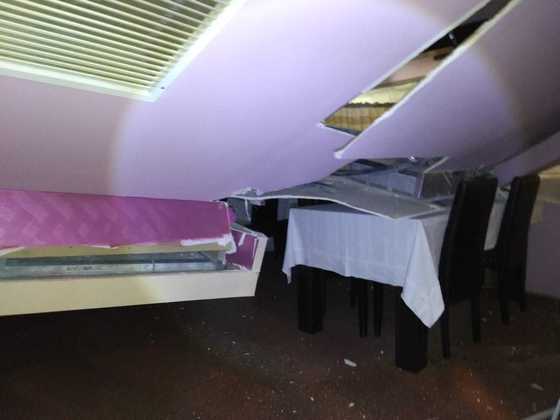 Tavan PRĂBUȘIT peste oameni, într-un centru comercial din Vaslui. Mai mulți răniți, printre care și un copil/ UPDATE: Mall-ul a fost evacuat