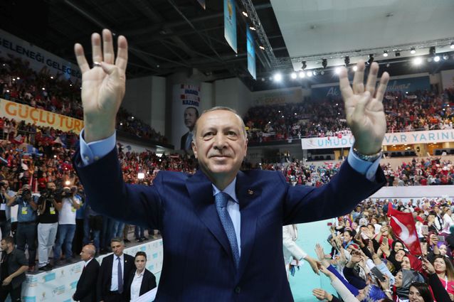 Turcia duce un război pe mai multe fronturi cu SUA care riscă să-i aducă economia în colaps și să șubrezească NATO. Erdogan le-a cerut turcilor să lupte contra dolarului cu armele „de sub