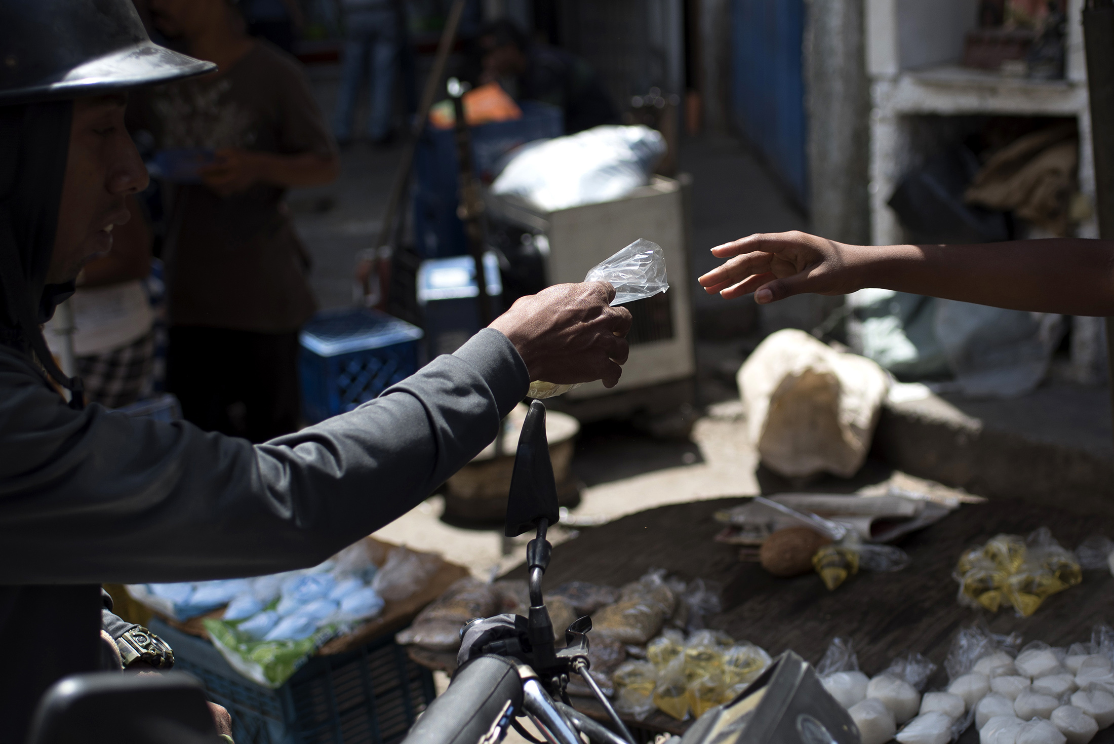 Situația din Venezuela, ruptă din filme: Cetățenii își vor ține economiile în aur, cu care pot face troc pentru diverse bunuri