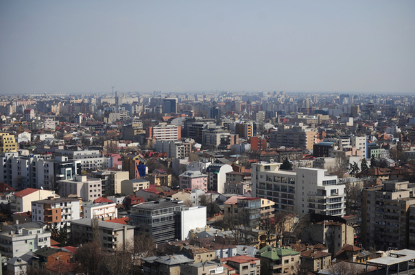 Locuințele românilor, dintr-o privire: Deși mai înghesuiți de la un an la altul, oamenii cumpără tot mai multe case și apartamente
