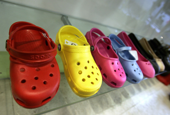 Celebri „crocși” sunt pe cale de dispariție: Compania își va închide toate fabricile iar CFO-ul își dă demisia