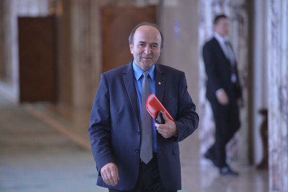 Sindicatele din Penitenciare anunță că au atacat în instanță ordinul "ilegal" prin care a fost împuternicit a treia oară șeful ANP/ Tudorel Toader, acuzat de "o nouă încercare de dezinforma