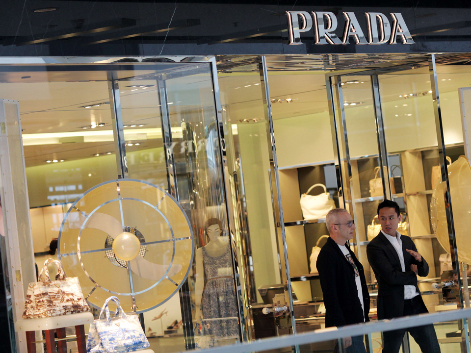 Chinezii „se îngroapă” în lux? Prada revine pe creștere după trei ani de vânzări scăzute, pe fondul unui apetit nestăvilit al pieței din China