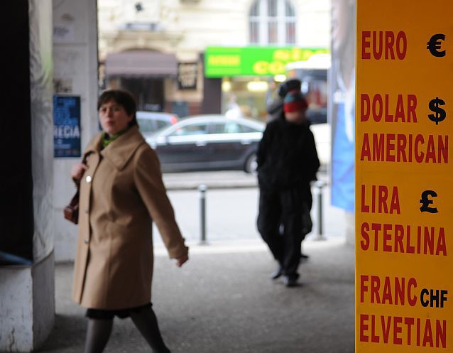 Avertismentul analiștilor: Lira britanică s-ar putea prăbuși cu 10% în lipsa unui acord Brexit