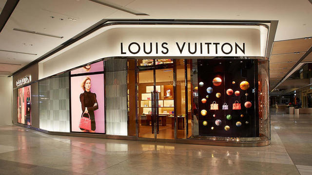 Louis Vuitton, Calzedonia, ara shoes și Moncler sunt câteva dintre numele care dețin unități proprii de producție pe plan local.