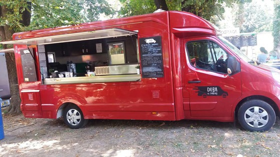 Burgeri „Jandarm”, cu carne bătută, sau „Jandarmerița picantă”, vândute într-o rulotă fast-food